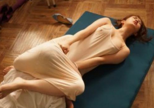 Cô giáo nóng bỏng khiến cậu học trò thèm khát cưỡng hiếp