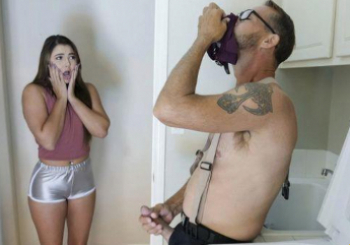 Con gái phát hiện cha ngửi đồ lót rồi cho địt luôn