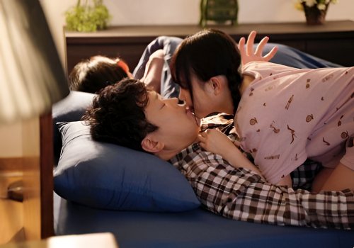 Con gái riêng của vợ lén lút sang phòng gạ gẫm chịch