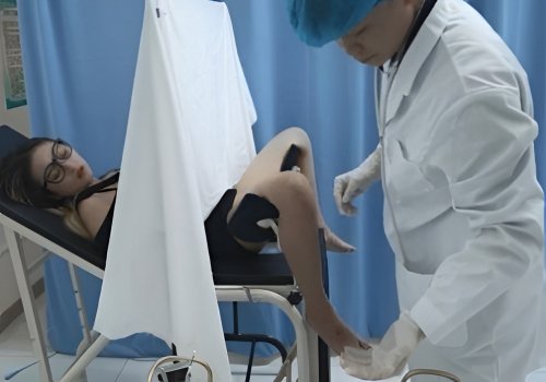 Em tuổi teen đi khám bướm gặp bác sĩ nam đầy dục vọng