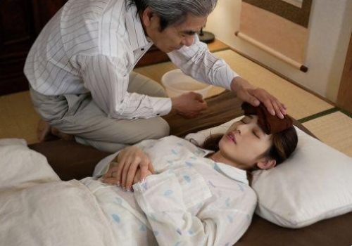 Nàng dâu ốm được bố chồng tận tình thẩm lồn